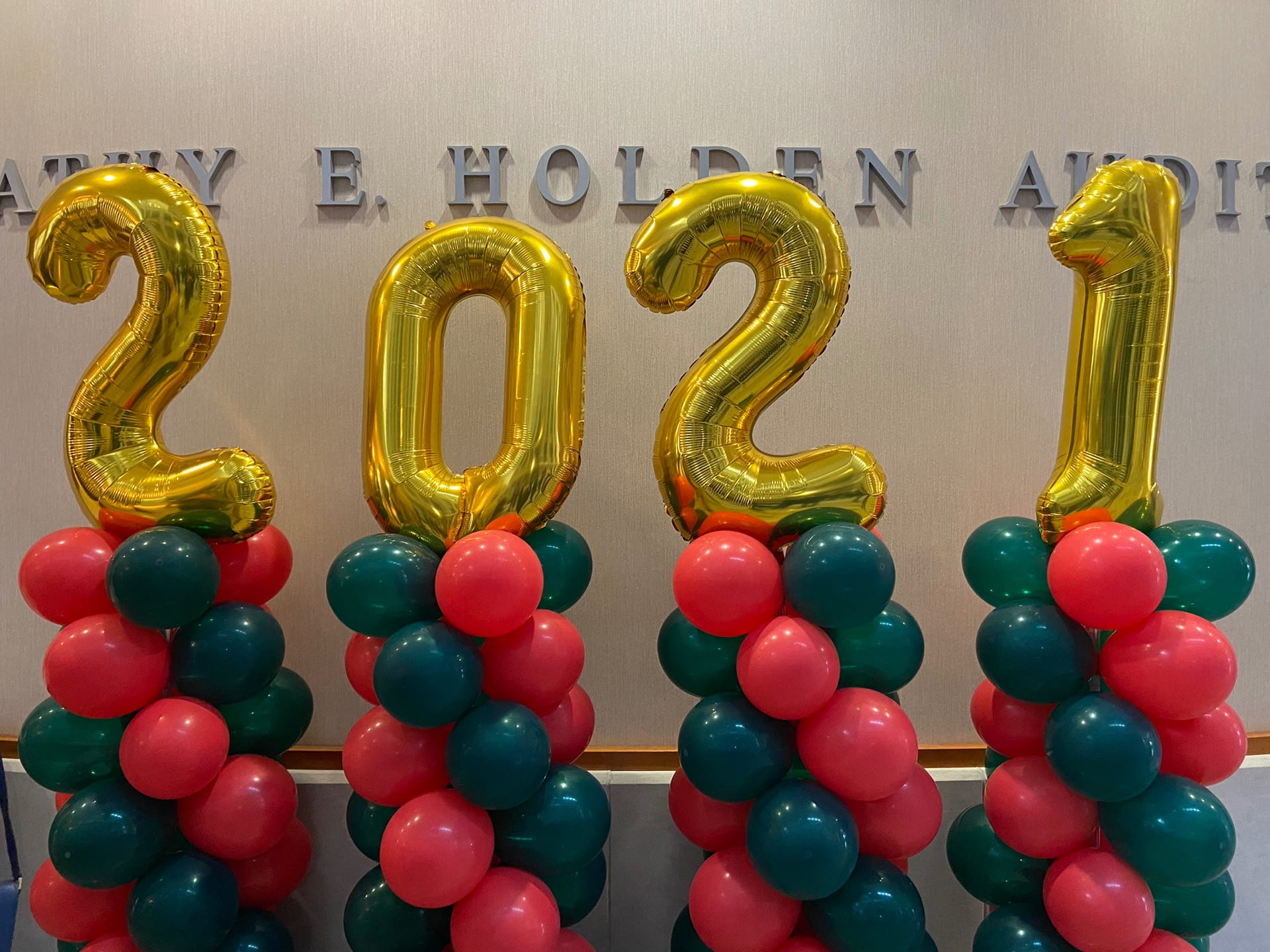 Balloon towers featuring the year 2021 and the Washington University red and green colors